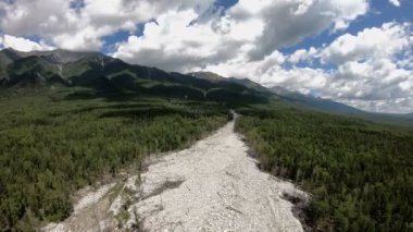 Nehir taşları üzerinde yukarı dron artış