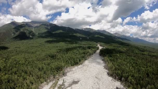 Drone pairando sobre o rio das pedras — Vídeo de Stock