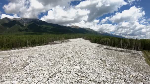 Drone vliegen uit over de rivier van de stenen — Stockvideo