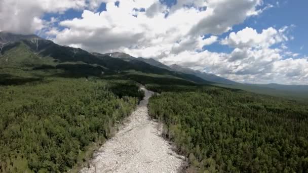 Drone vliegt toekomen over de rivier van stenen — Stockvideo