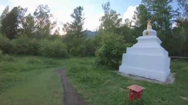 Die betende Prozession um die buddhistischen Stupas — Stockvideo