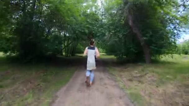 A correr no parque. Menina correndo ao longo do caminho da floresta — Vídeo de Stock