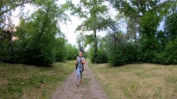 Correr en el parque. Chica corriendo por el sendero del bosque. Movimiento lento — Vídeos de Stock