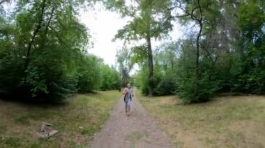 Parkta koşu. Orman yolu koşan kız