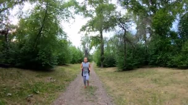 Correre nel parco. Ragazza che corre lungo il sentiero della foresta — Video Stock