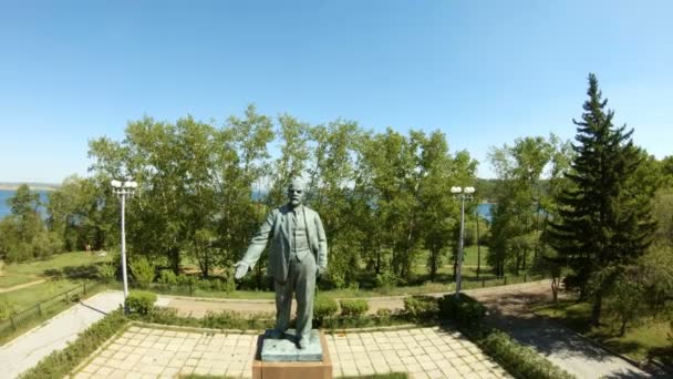 Ilmakuva Leninin patsas muistomerkki. Ainutlaatuinen kaupunkimaisema. Irkutsk Venäjä. Maamerkki — kuvapankkivideo