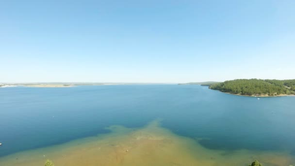 Luftaufnahme von Strand und Fluss. Drohnen steigen auf — Stockvideo