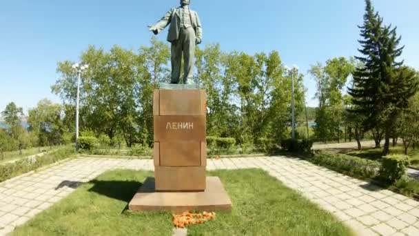 Εναέρια άποψη του μνημείου άγαλμα του Λένιν. Μοναδικό τοπίο. Ιρκούτσκ Ρωσία. Ορόσημο — Αρχείο Βίντεο