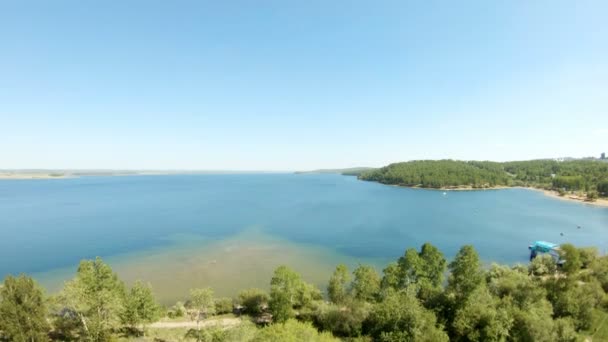 Vue aérienne sur la plage et la rivière. Un drone se lève — Video