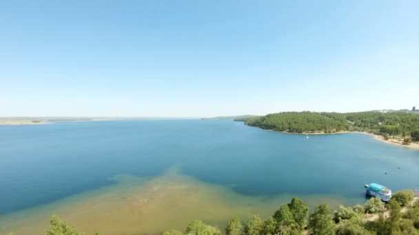 Vue aérienne sur la plage et la rivière. Drone vole en avant — Video