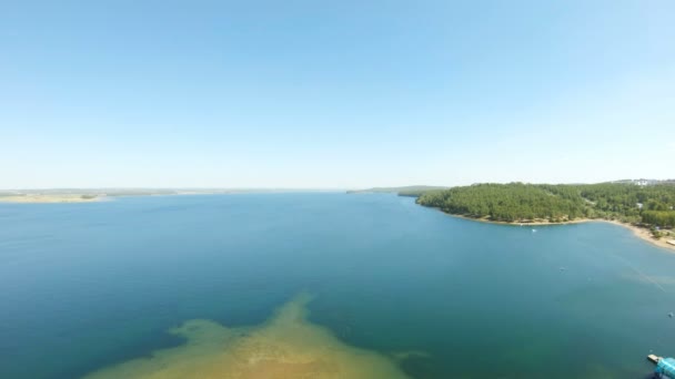 Vue Aérienne Une Rivière Drone Vole Avant Dessus Eau — Video