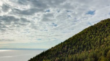Timelapse hareket bulutlar, dağ, deniz ve orman