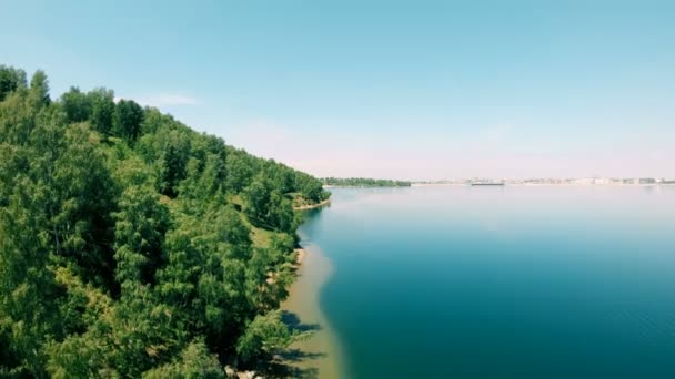 Vista aérea. Drone voa ao longo da costa — Vídeo de Stock