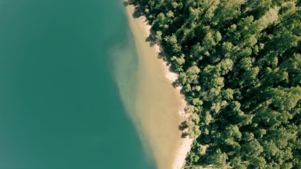 Il drone vola sopra la costa. Verticale dall'alto verso il basso — Video Stock