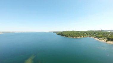 Büyük bir nehir hava görünümünü. Uçak ileri uçar