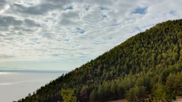 Timelapse van beweging wolken, berg, zee en bos — Stockvideo