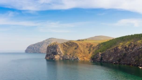 Felsiges Ufer des Baikalsees. zoomen, schwenken. Zeitraffer. 4k — Stockvideo