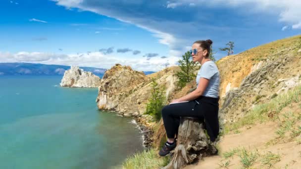 Chica contempla la belleza de la naturaleza. Párrafo del cine, lapso de tiempo — Vídeos de Stock