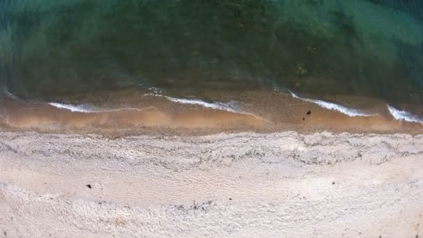 Playa vacía. Arriba hacia abajo, vista aérea. El dron se cernía sobre la costa — Vídeo de stock