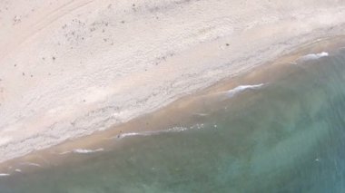 Boş plaj. Yukarıdan aşağı, havadan görünüm. Drone döner