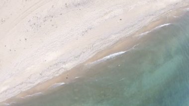 Boş plaj. Yukarıdan aşağı, havadan görünüm. Drone döner
