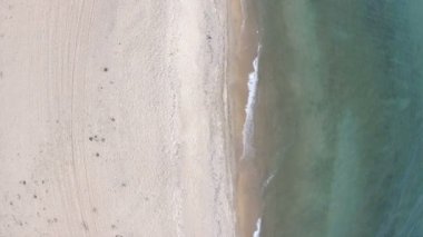 Boş plaj. Yukarıdan aşağı, havadan görünüm. Drone geri uçar