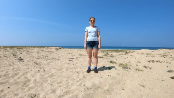 Flicka på stranden av sjön Baikal — Stockvideo
