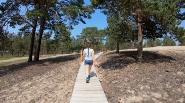 Kız Turist Ormanına Gidiyor