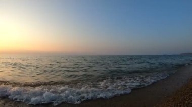 Günbatımında sörf