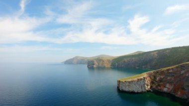 Kayalık kıyı şeridinin güzel havadan görünümü