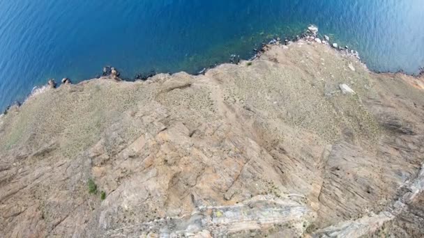 Drone flyger över den klippiga stranden av havet — Stockvideo