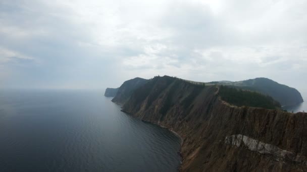 Luchtfoto van rotsachtige kust van zee — Stockvideo