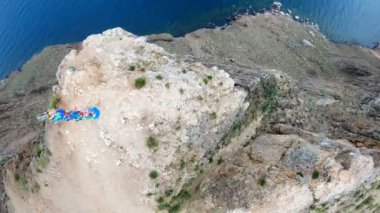 Yüksek uçurumun havadan yukarıdan aşağıya görünümü