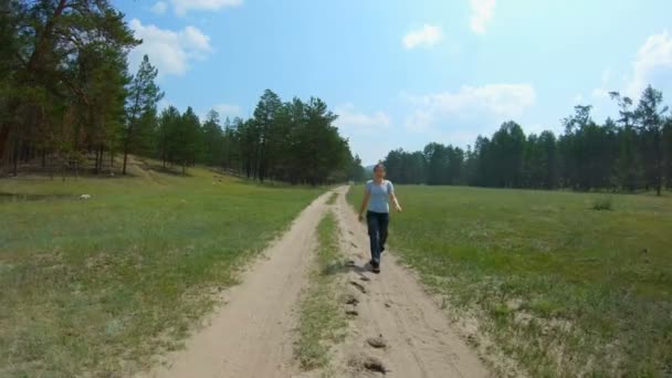 Ragazza che cammina su una strada di campagna — Video Stock