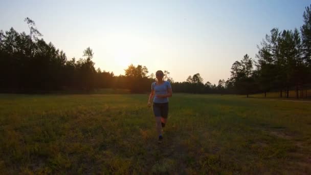 Ragazza che corre su erba prato al tramonto — Video Stock