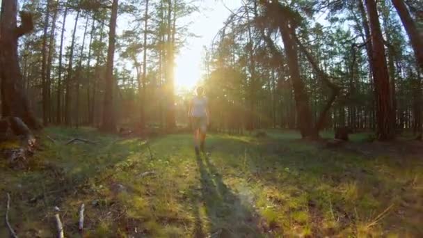 숲에서 걷는 소녀입니다. 슬로우 모션 — 비디오