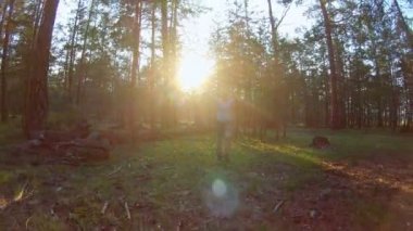 Ormanda yürüyen kız