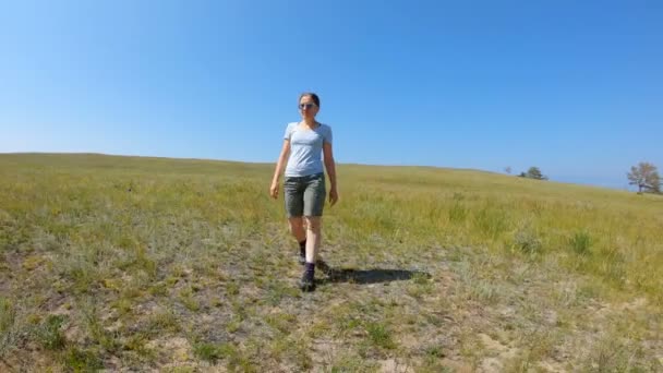 野原を歩いている女の子スローモーション — ストック動画