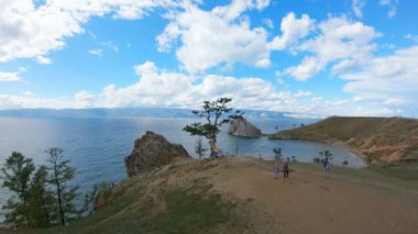 Baykal Gölü kıyısında turistler
