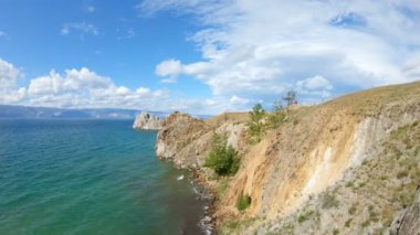 Kayalık Baykal Gölü kıyısında