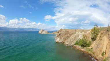 Güneşli bir günde güzel kayalık sahil. Havadan çekim