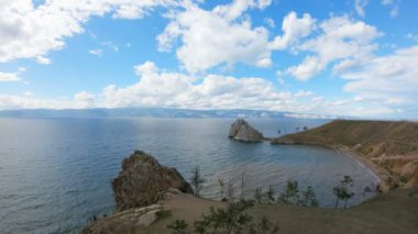 Baykal Gölü'nün sahili. Cape Burhan, Olkhon adası
