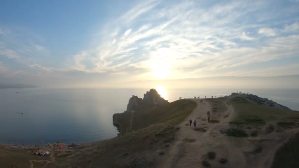 Vista aérea do lago símbolo de Baikal, capa Burkhan. Ilha de Olkhon — Vídeo de Stock