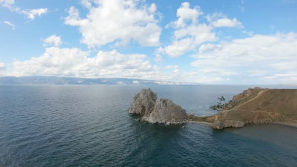 Symbol des Baikalsees Kap Burkhan. Luftaufnahme — Stockvideo