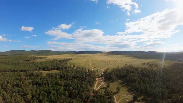 O drone ergue-se acima da paisagem. Tiro aéreo — Vídeo de Stock