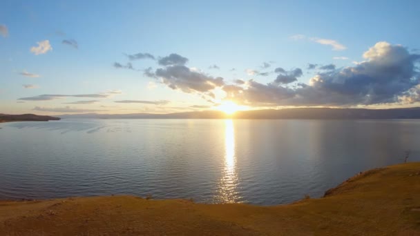 Paisagem Deslumbrante Costa Lago Pôr Sol Tiro Aéreo — Vídeo de Stock