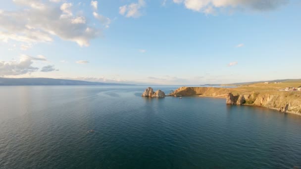 Burkhan, mys při západu slunce, jezero Baikal. Letecká střela — Stock video