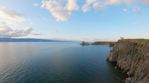 Красивый морской пейзаж озера Байкал. Воздушный удар — стоковое видео