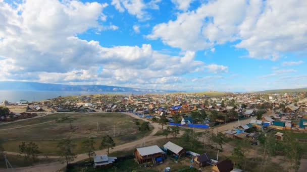 Huzhir köyünün havadan görünümü, Olhun adası, Baykal Gölü — Stok video