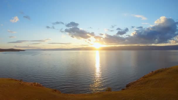 Прекрасный Закат Моря Гимбал Выстрелил Красивый Вид Берега Озера — стоковое видео